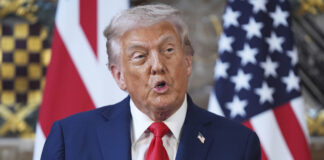 Trump intensifica ataques contra medios y cuestiona licencias televisivas
