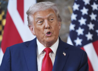 Trump intensifica ataques contra medios y cuestiona licencias televisivas