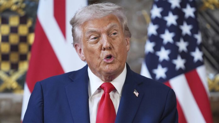 Trump intensifica ataques contra medios y cuestiona licencias televisivas