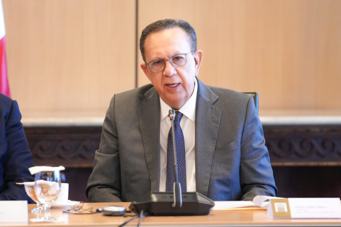 Gobernador del BCRD y ministro Magín Díaz realizan reunión con la misión del Artículo IV del FMI.