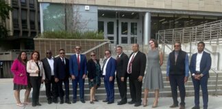 El Dr. Jorge Asjana David agradece acogida durante visita a Lehman College.