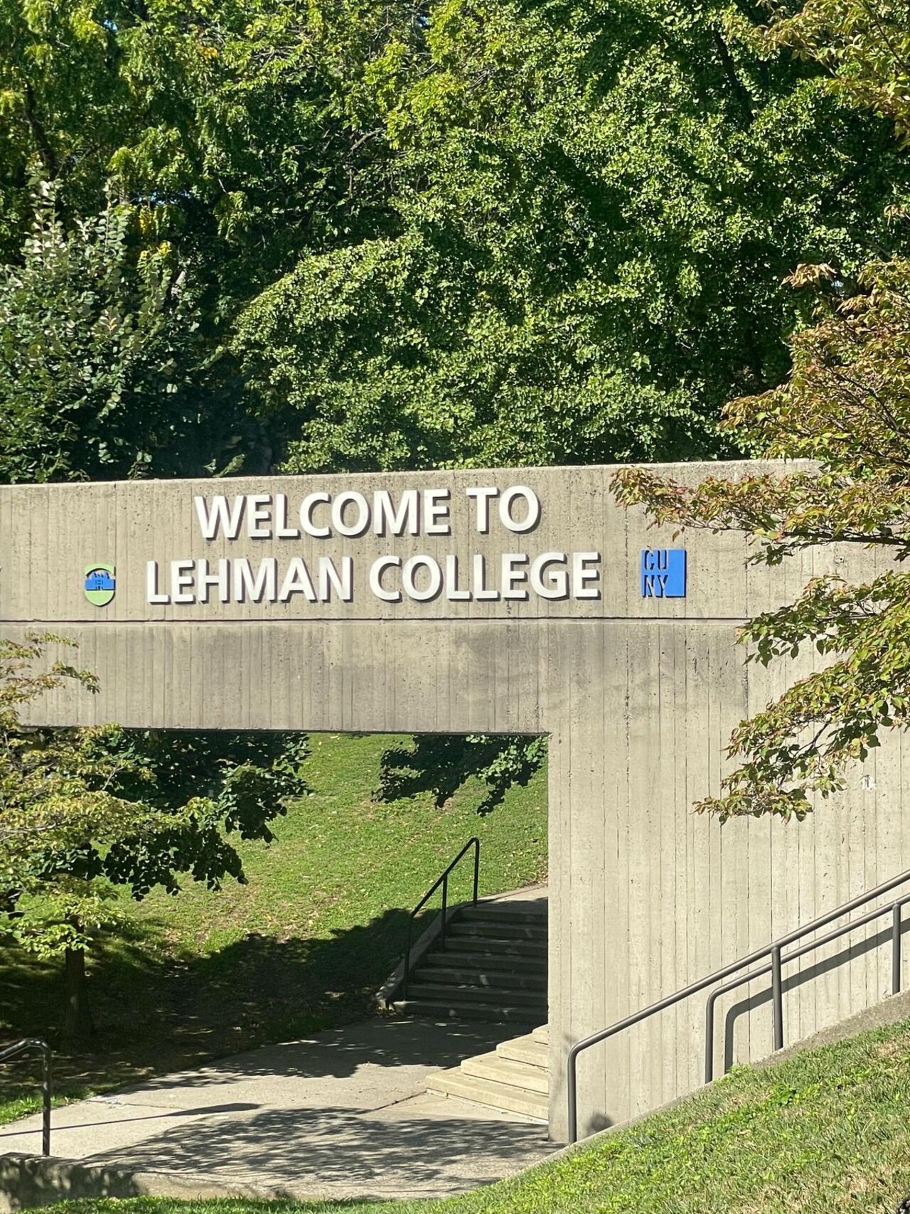 El Dr. Jorge Asjana David agradece acogida durante visita a Lehman College.