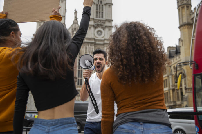 cerca-de-personas-en-protesta Libertad de prensa alcanza su peor nivel global en 50 años