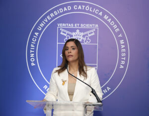 PUCMM y Grupo León Jiménes entregan a Madelyn Martínez Moya