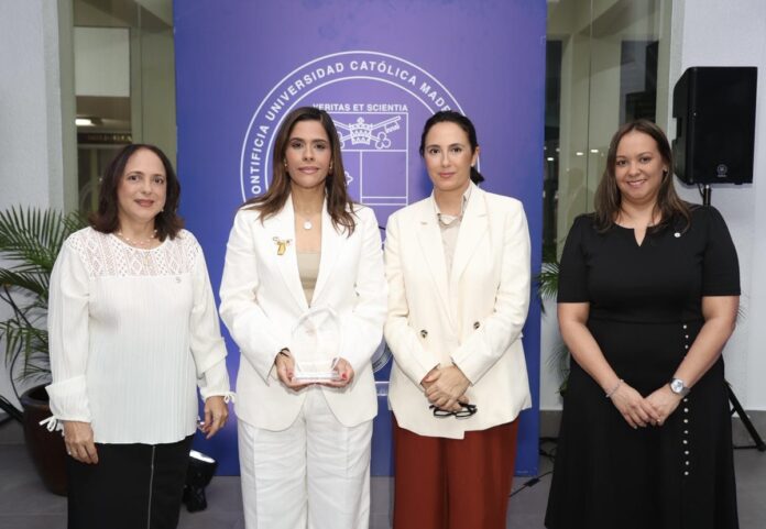 PUCMM y Grupo León Jiménes entregan a Madelyn Martínez Moya