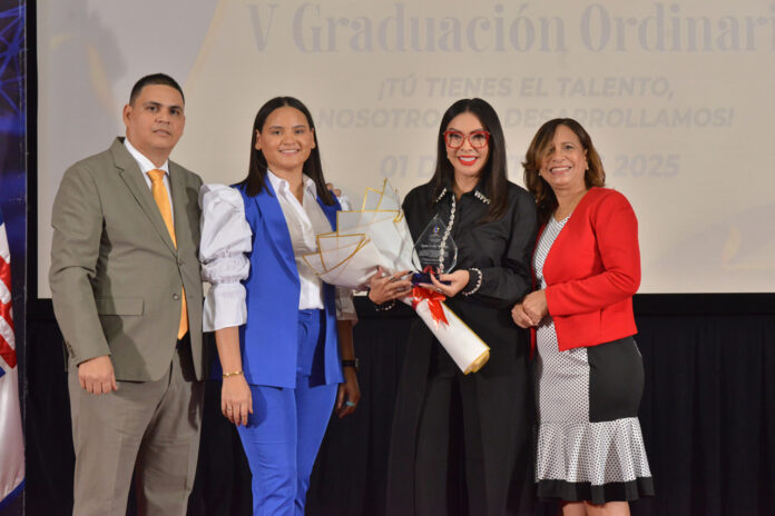 DSC_3046 La 'Beba Rojas' inspira a los graduandos en la V edición del ICOPER