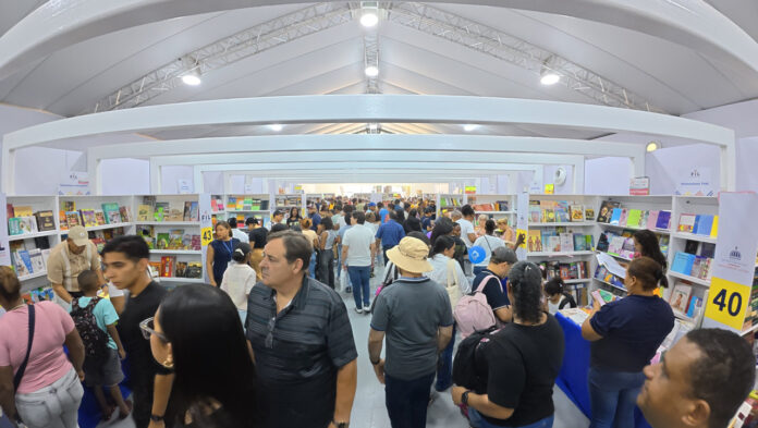 La Feria del Libro convirtió la Plaza de la Cultura en un foco literario y artístico