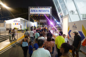 La Feria del Libro convirtió la Plaza de la Cultura en un foco literario y artístico