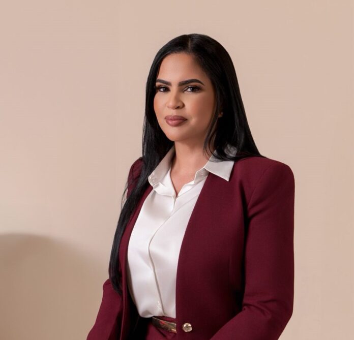 Empresaria dominicana Fiordaliza Rivas Mejía recibe reconocimiento en Islas Turcas y Caicos.
