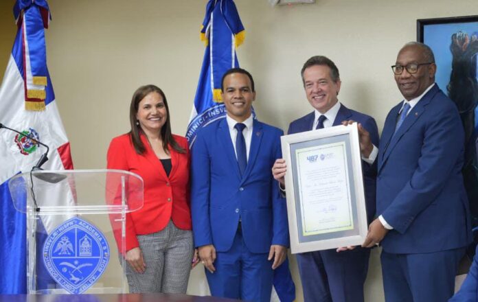 La UASD reconoce a Ito Bisonó por su trayectoria y aportes al desarrollo nacional