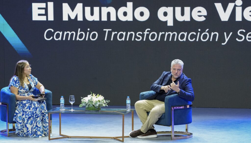Álex Rovira expone sobre liderazgo consciente y cultura organizacional en Santiago