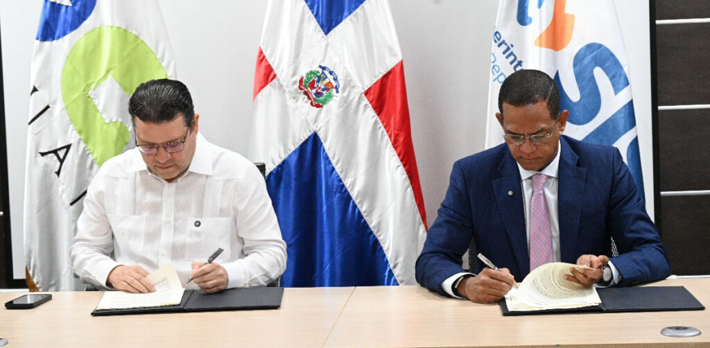 Superintendencia de Seguros y Dirección General de Aduanas firman convenio 