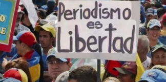 Manifestantes expresan su apoyo a la libertad de prensa, recordando que el periodismo es esencial para la democracia. Créditos: La silla rota
