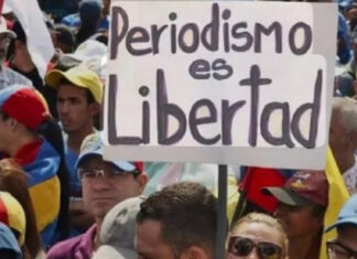 Manifestantes expresan su apoyo a la libertad de prensa, recordando que el periodismo es esencial para la democracia. Créditos: La silla rota