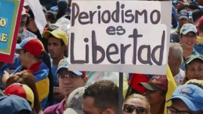 Manifestantes expresan su apoyo a la libertad de prensa, recordando que el periodismo es esencial para la democracia. Créditos: La silla rota