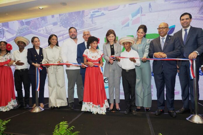 La vicepresidenta Raquel Peña y la diputada Daritza Zapata participan en el corte de cinta de la feria ecoturística “Dajabón Vívelo”