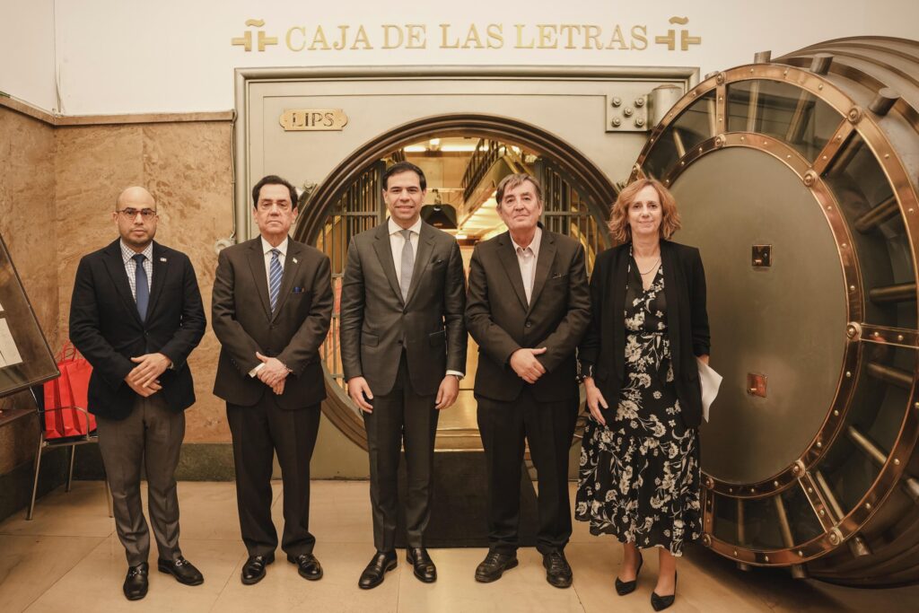 Roberto Ángel encabeza depósito de documentos dominicanos en la Caja de las Letras