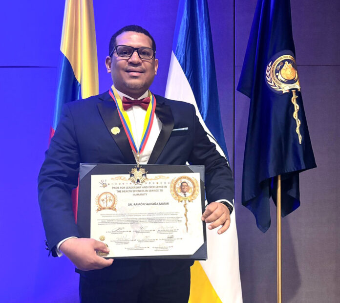 Doctor Ramón Antonio Saldaña es reconocido por la Confederación Internacional de la Salud