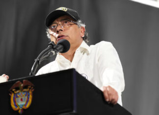Presidente Petro arremete contra medios tras investigación sobre alias ‘Calarcá’ y presuntos nexos con el Ejército