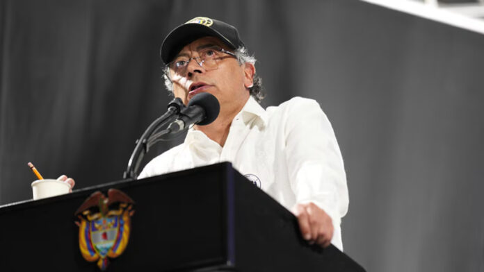 Presidente Petro arremete contra medios tras investigación sobre alias ‘Calarcá’ y presuntos nexos con el Ejército