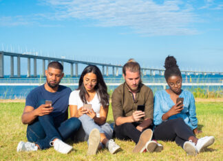 Los jóvenes en Estados Unidos consumen menos noticias y confían más en redes sociales