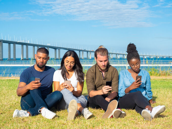 Los jóvenes en Estados Unidos consumen menos noticias y confían más en redes sociales