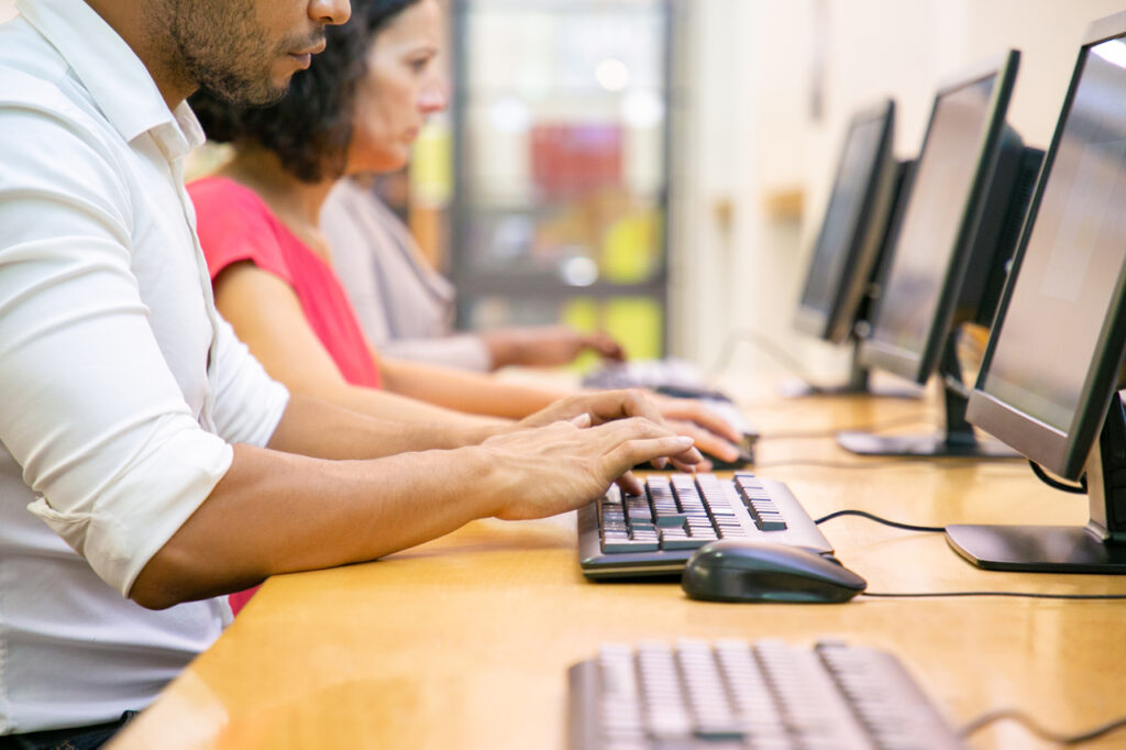 La vida digital reconfigura los sentidos: ¿qué hábitos ayudan a protegerlos?