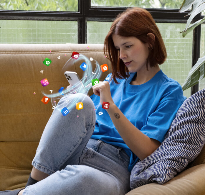 tiro-completo-mujer-sosteniendo-smartphone “Cero Post” es la tendencia digital que cada día gana más seguidores a nivel global