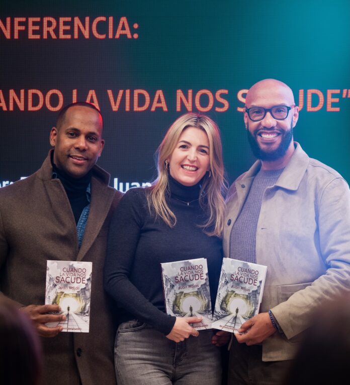El empresario Fran Sánchez, autor psicólogo Juan Rojas y Jaione Damián, presidenta de Psicología J.D Juan Rojas presenta su libro “Cuando la vida nos sacude” en San Sebastián