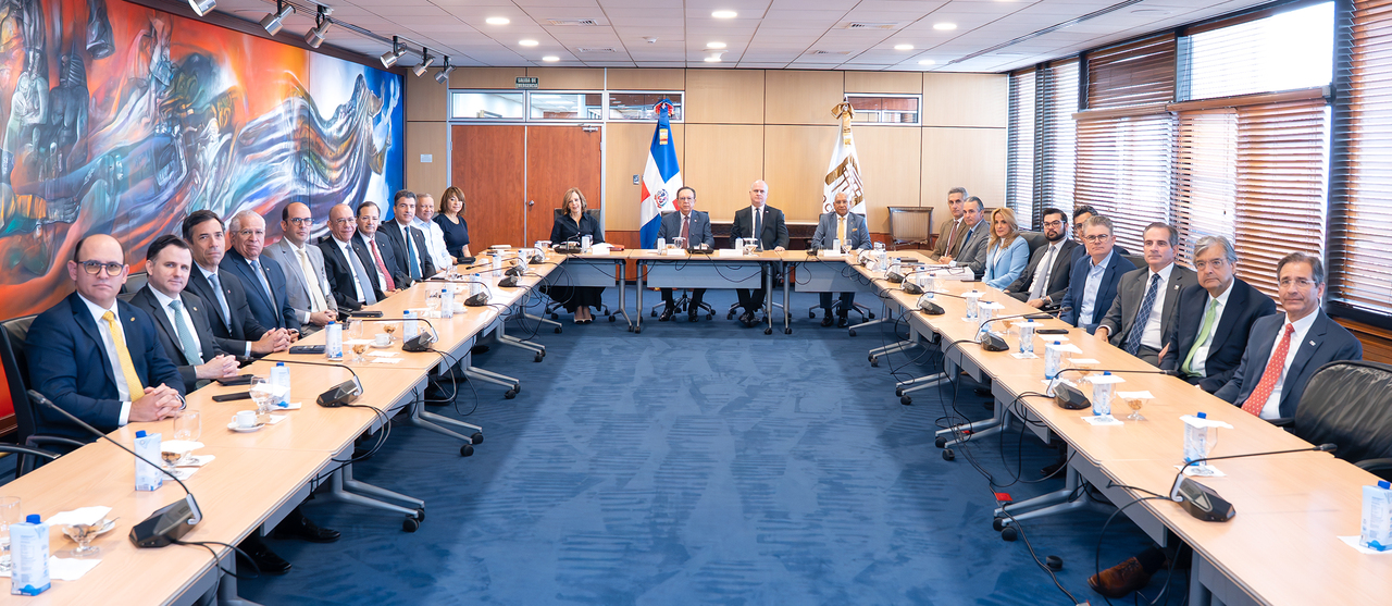 Valdez Albizu se reúne con líderes de la banca múltiple de RD: Sistema financiero exhibe activos por RD$4.19 billones.
