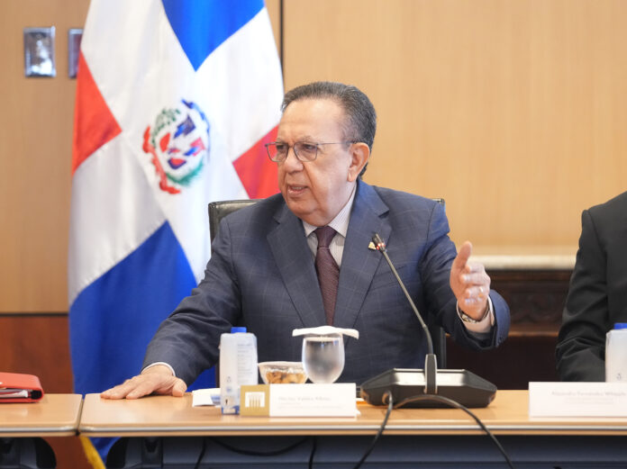 Valdez Albizu se reúne con líderes de la banca múltiple de RD: Sistema financiero exhibe activos por RD$4.19 billones.