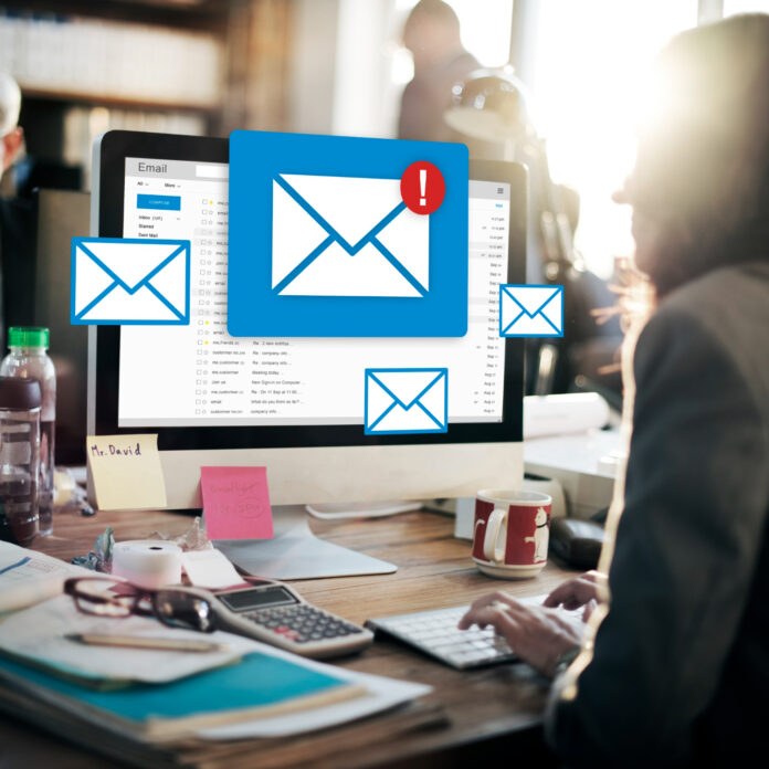 Correos falsos suplantan plataforma de viajes para distribuir malware