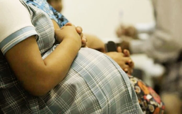 Docente alerta que el embarazo en niñas y adolescentes sigue siendo un estigma en el sistema escolar dominicano