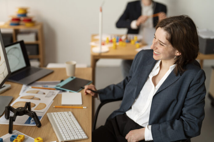 disenador-trabajando-en-modelo-3d Las habilidades esenciales que impulsarán la empleabilidad en 2026 y marcarán el futuro laboral