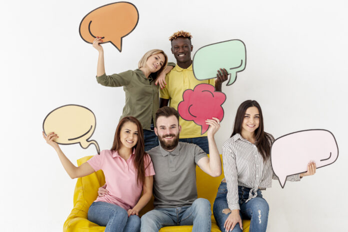 grupo-de-amigos-sonrientes-con-burbujas-de-chat Comunicar con más conciencia, criterio y humanidad en 2026