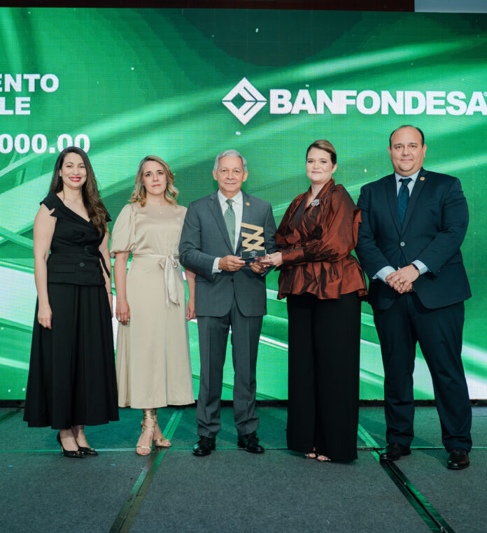 BANFONDESA es galardonado por la BVRD como líder en “Instrumento Sostenible”