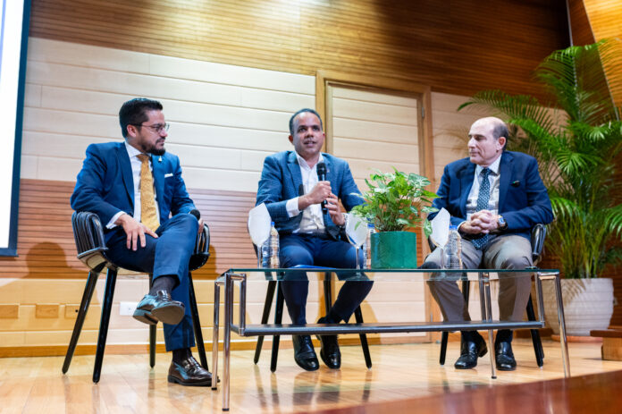 1-Raúl Ovalle, Sandy Rodriguez y José Luis de Ramón, durante el conversatorio. Expertos plantean claves para acelerar el desarrollo desde el Cibao