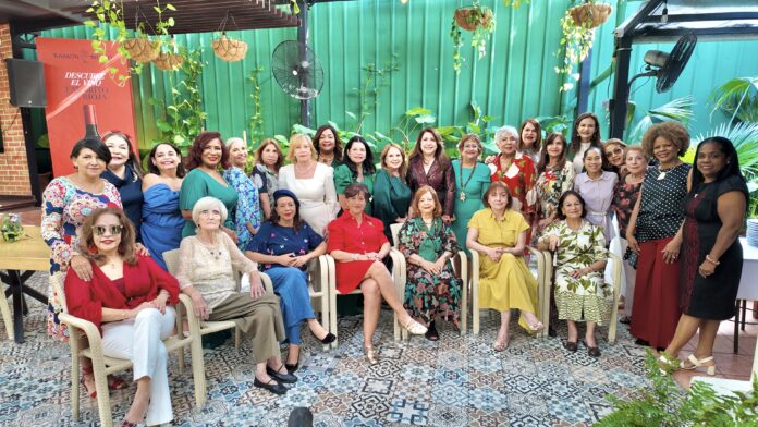Café Literario y Club de Lectura Verónica Sención celebran almuerzo de confraternidad en torno a los buenos modales