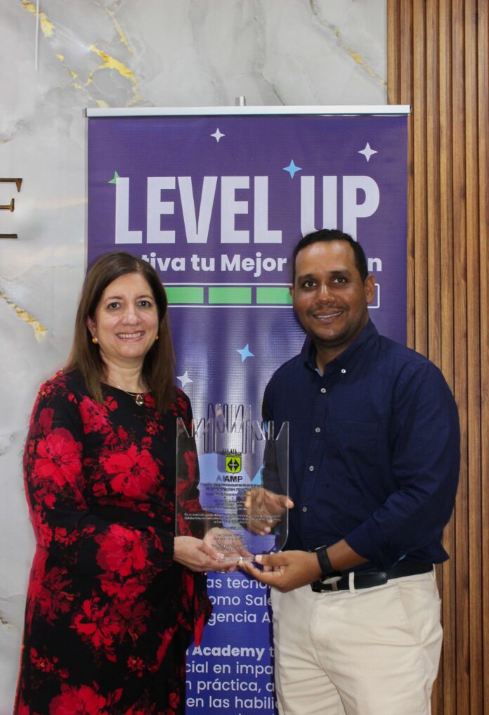 2 Aida Taveras CEO de Imnotion es reconocida por el alcalde Hector Figaris Funcionarios públicos se gradúan en IA y Google Workspace para modernizar la gestión municipal