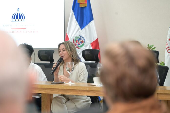 2-La ministra de la Mujer, Gloria Reyes, durante el encuentro de diálogo con representantes de organizaciones de mujeres y la sociedad civil. Ministerio de la Mujer fortalece el diálogo con la sociedad civil para avanzar en la agenda de igualdad de género