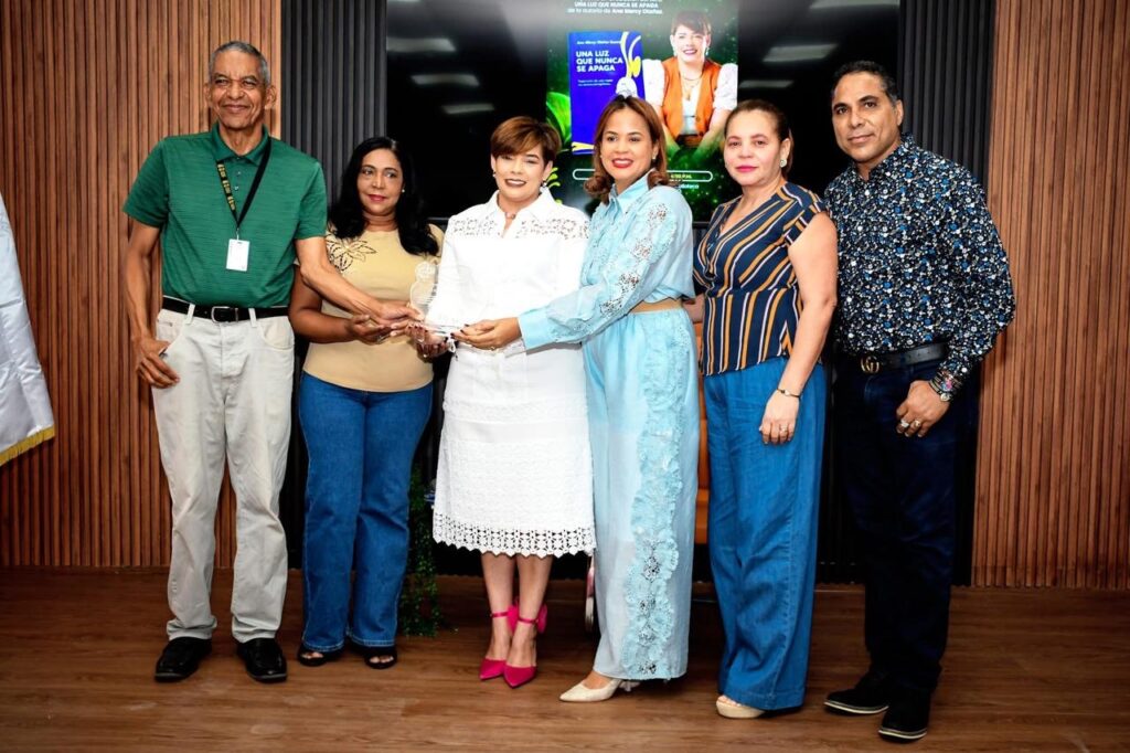 Ana Mercy Otáñez pone en circulación en Cotuí su libro “Una luz que nunca se apaga”