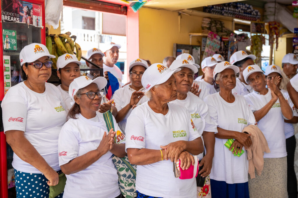 Mujeres recicladoras del río Ozama impulsan su desarrollo con apoyo de Sur Futuro y Coca-Cola Latinoamérica