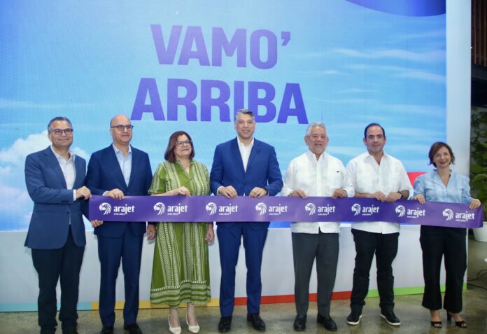 Alberto Cruz, Igor Rodriguez, Bernanda Franco, Victor Pacheco, Roberto Henriquez, Giovanni Rainieri y Alexandra Malvezin Arajet transportó 1.48 millones de pasajeros en 2025 y proyecta superar los 2 millones en 2026