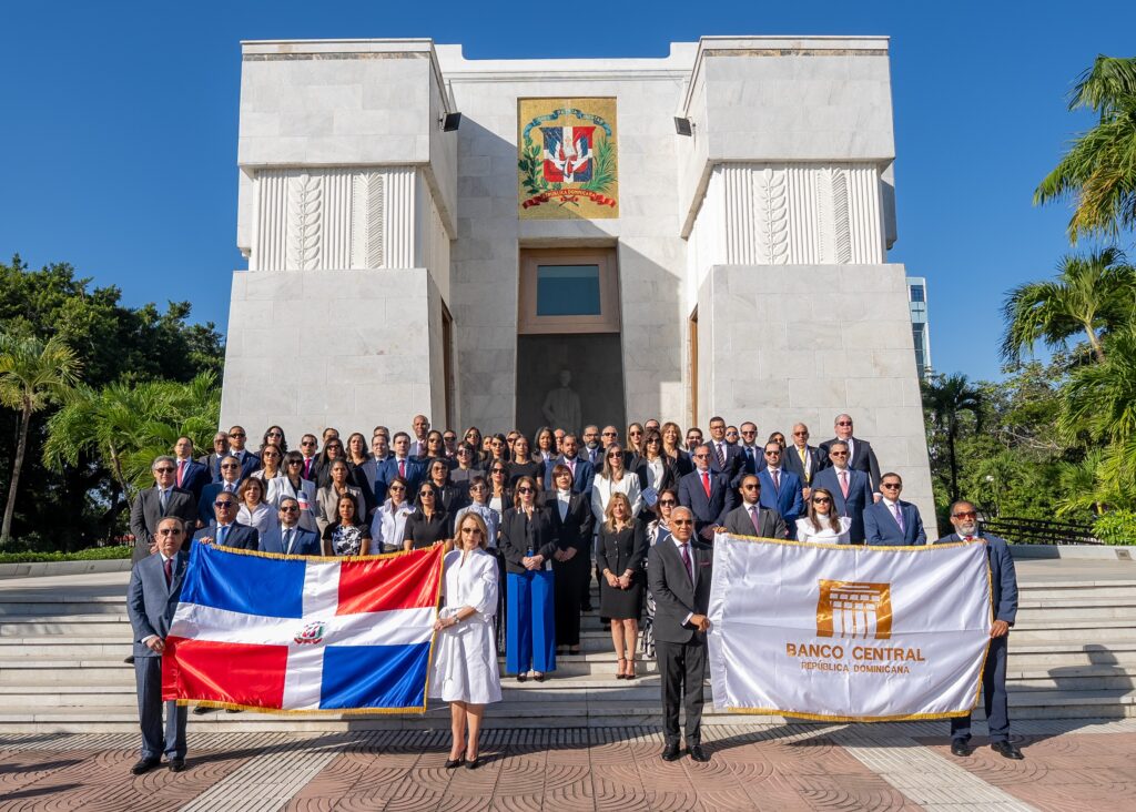 BCRD deposita ofrenda floral en el Altar de la Patria por el 182 aniversario de la Independencia Nacional