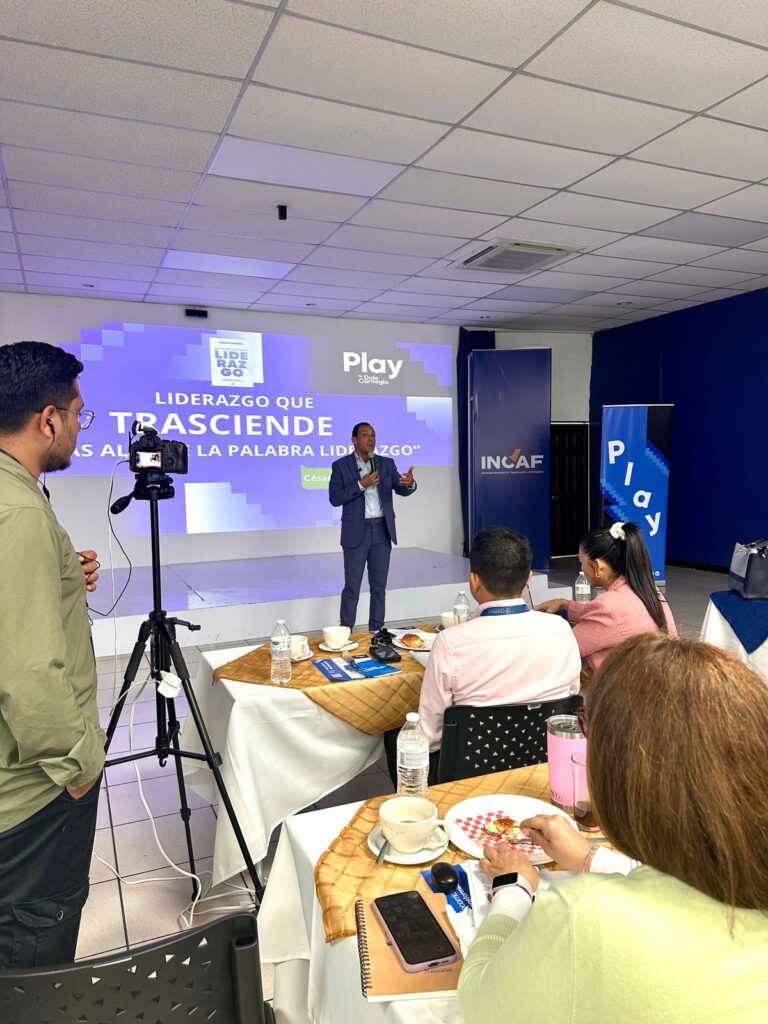 César Cordero presentó su libro en Guatemala y El Salvador