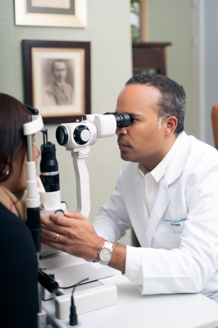 DOCTOR SERVANDO SANTANA UOC 2026 (3) ¿Sabes cuál es el error más común al cuidar la visión después de los 50?