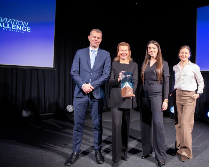 Equipo de Sostenibilidad de Air Europa con el galardón junto a miembros de Skyteam Air Europa logra dos premios en el reto sostenible de SkyTeam “The Aviation Challenge”