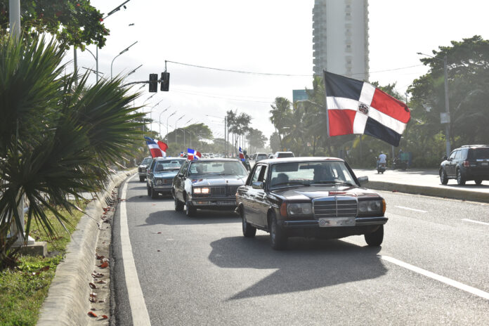 La “Caravana por la Patria 2026” convirtió el Malecón en un desfile de historia y civismo