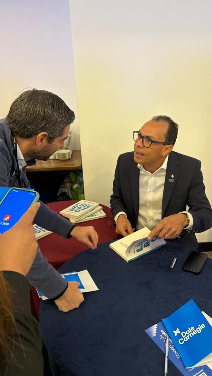 César Cordero presentó su libro en Guatemala y El Salvador