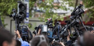 Tres amenazas de muerte y más de una veintena de agresiones a la prensa marcaron el inicio de 2026 en Ecuador